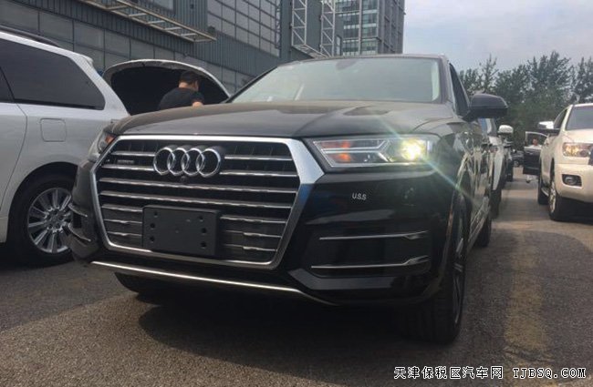 2017款奥迪Q7加规版 全景天窗/19轮/三区空调现车72万起