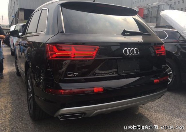 2017款奥迪Q7加规版 全景天窗/19轮/三区空调现车72万起