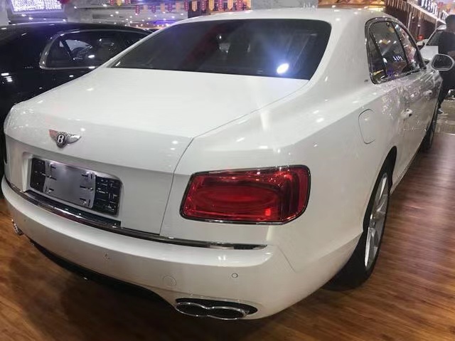 18款宾利飞驰V8S 4.0T汽油版港口限时优惠235万