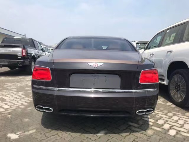 18款宾利飞驰V8S 4.0T澎湃动力港口现车售245万